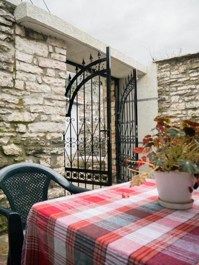 "Mani Guest House" Gjirokastër Exterior foto